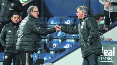 Bielsa saluda en la previa a Sam Allardyce, DT del West Bromwich. (Dave Rogers/Pool via AP)