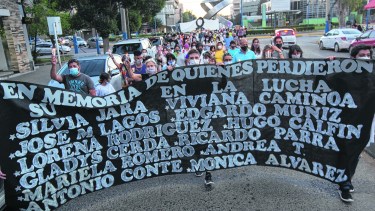 Marcha de antorchas, anoche en Roca. Se recordó a los agentes que murieron por covid-19. (Foto: Juan Thomes)