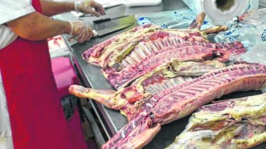 Los carniceros también ofrecen medio chivo para poder degustarlo sin gastar mucho. (Corresponsalía Ingeniero Jacobacci)