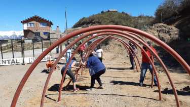 Construcción del invernadero escuela en Barrio Omega en Bariloche