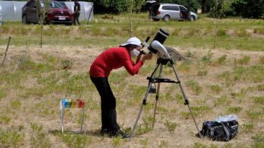 Un grupo de profesores de Adrogué y Banfield llegó hasta Ramos Mexía para observar el eclipse. Foto: José Mellado.
