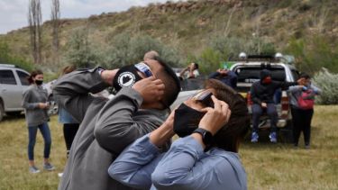 La gobernadora Arabela Carreras junto al intendente de Ramos Mexía, Nelson Quinteros observan el eclipse. Foto: José Mellado.