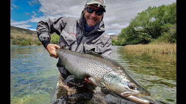 Una trucha marrón inolvidable, de 7,3 kilos, en el Limay Superior, Neuquén. "Cuando saltó y la vi, me quedé mudo, todos nos quedamos sorprendidos en el bote”, cuenta el mendocino Manuel Linares. Fotos de Mauro Ochoa.
