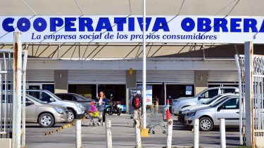 El domingo los supermercados abrirán entre las 8 y las 13. (Foto Néstor Salas)