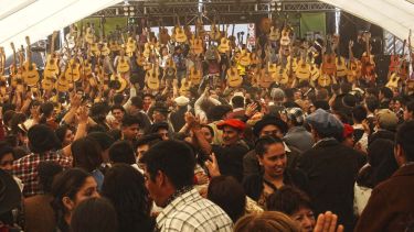 El festival del 19 de octubre del 2019, a 100 años del nacimiento del mito, con baile y guitarras al cielo como símbolo.  Foto: Gonzalo Maldonado. 