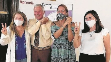 La diputada Matzen, en Guardia Mitre, con el intendente Zingoni, acompañada por la legisladora Mas y Ana Marks, ambas del PJ. 