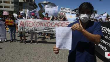Los autoconvocados de Roca marcharon desde el hospital hacia el centro, exhibiendo la nota con las renuncias. (Foto: Juan Thomes)