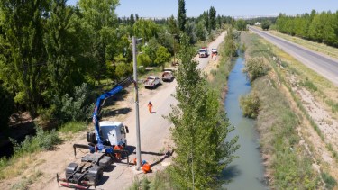Los trabajos a la vera de la Ruta Provincial 6, para construir la línea de media tensión.