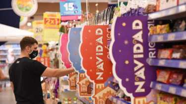 Los supermercados cerrarán a las 14 horas. Foto: Florencia Salto