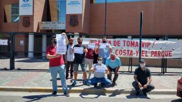 La Multisectorial Bardas Parque Norte se instaló fuera del Deliberante para rechazar el acuerdo con el country. (Gentileza).-