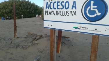 El cartel que anuncia la playa inclusiva, aunque no hay rastros de la rampa. 
