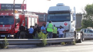 Accidente fatal en la Ruta 22: una ciclista quedó atrapada debajo de un camión