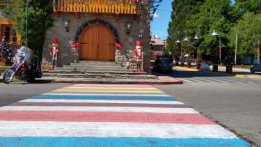 En el Centro Cívico de Bariloche se repintarán hoy las sendas peatonales con los colores de la bandera del Orgullo. Archivo