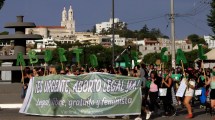 Imagen de Se realizó la marcha del aborto y sigue la vigilia en  Viedma