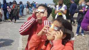 Las Grutas vibró con el eclipse solar