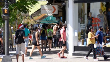 El centro de Neuquén capital durante las compras navideñas. Foto: Florencia Salto