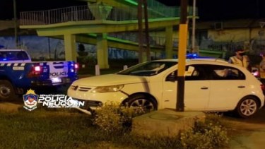 Tres personas fueron demoradas en la esquina de las calles Buenos Aires y México de Centenario. Foto: Gentileza