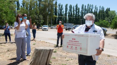 La alegría en el hospital de Roca, luego de la llegada de las vacunas, ayer al mediodía. (Foto: Juan Thomes)