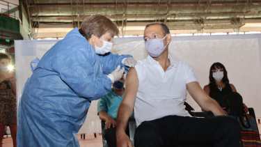 El gobernador Gutiérrez, la ministra Peve y el director del hospital Lammel se vacunaron contra el coronavirus. (Yamil Regules).-
