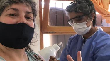 Cubas este mediodía, cuando fue vacunada contra el coronavirus. (Gentileza).-