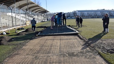 El adiós al césped sintético de La Visera es una de las noticias más esperanzadoras para los hinchas albinegros de cara al 2021. (Foto: Florencia Salto)