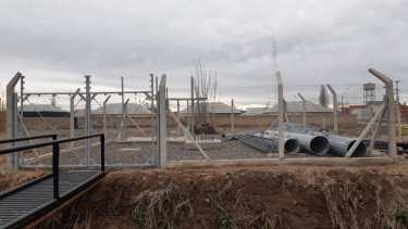 En mayo la empresa trasladó varios tramos de la torre. Ahora, podrán levantarla sin oposición. (foto: gentileza)