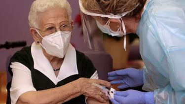 La primera española en ser vacunada hoy fue Araceli, de 96 años.