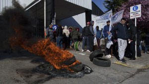 En reclamo de un bono navideño, bloquean supermercados en Bariloche