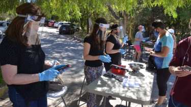 En los dos puntos de entrega de Neuquén se formaron largas filas para adquirir los lentes. Foto: Yamil Regules