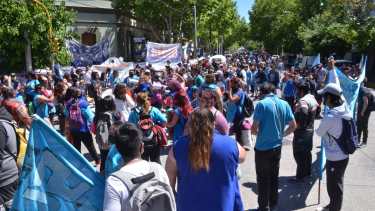 Desde el mediodía ATEN y Barrios de Pie acampan en forma conjunta en la puerta de Casa de Gobierno en Neuquén. Foto: Yamil Regules