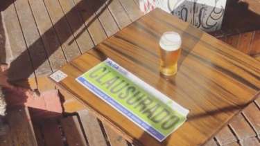 Cuestionan la clausura de un bar por vender cerveza en vasos más grandes que los permitidos por ley. 