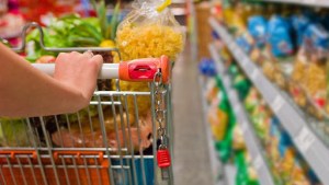 Los alimentos subieron 5,1% en diciembre: una familia  necesita $ 22.608 para no ser indigente