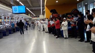 Los empleados de comercio de Neuquén se manifestaron en 20 locales, piden un bono de fin de año. (Foto: gentileza)