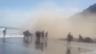Se aconseja no acampar debajo de los acantilados por los derrumbes que en verano aumentan considerablemente.