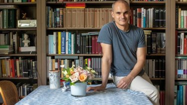 Hernán Díaz no quiso ser el traductor de su novela "A lo lejos".