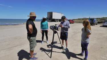 En las playas de El Cóndor ayer se realizaban los últimos ajustes para esperar el eclipse. Será el último lugar donde se verá. Foto: Marcelo Ochoa
