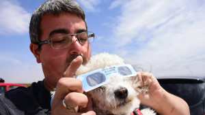 El viento no impidió ver el eclipse desde las bardas, en Roca