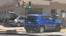 Imagen de Neuquén: tras chocar en una esquina, un auto quedó en la puerta de un consultorio