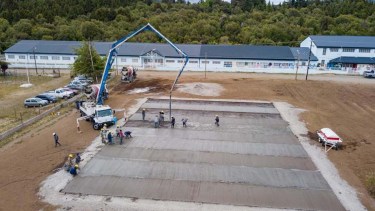 La empresa Alusa SA hizo la plantea y las veredas perimetrales donde se instalará el centro sanitario modular en Bariloche. (foto gentileza)