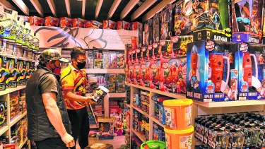 Los locales ofrecen alternativas que se ajustan a la economía de cada uno. Foto: Yamil Regules.