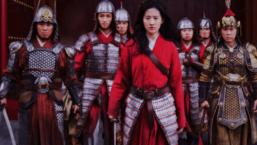 Ambas películas, la animada y su versión actualizada con actores de carne y hueso, están inspiradas en “La balada de Mulán”, una poética narración compuesta en el siglo VI durante la dinastía Tang en China.

