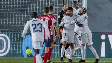 Casemiro festeja el 1 a 0 del Real Madrid ante el Atlético. (Foto: AP)