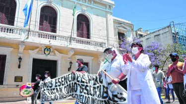 Funcionarios del ministerio de Economía y de la secretaría de la Función Pública trabajan para presentar una alternativa de mejoramiento de haberes. Foto: Marcelo Ochoa.
