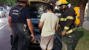 Se le prendió fuego el auto mientras paseaba por Centenario