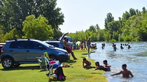 La costa del río desborda de gente en Roca cada finde
