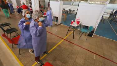Uno de los centros operativos en Río Negro que está ubicado en el gimnasio municipal "Fioravanti Ruggeri" de Viedma. Fotos: Marcelo Ochoa.