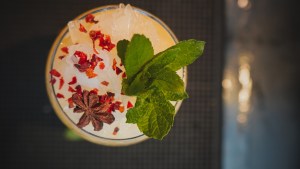 Receta de un trago sin alcohol con maracuyá y melisa