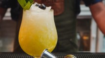 Imagen de Receta de trago sin alcohol con jugo de pera, miel, arándanos y frutillas