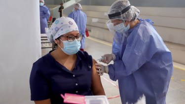El ministerio de Salud informó que serán priorizadas para recibir la segunda dosis las personas que lleven más tiempo de espera desde que recibieron la primera. Foto Marcelo Ochoa. 