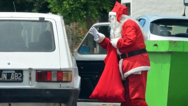 ¿Sabías? Parece que hasta Papá Noel está aprovechando los beneficios de Club Río Negro. Foto archivo: Marcelo Ochoa